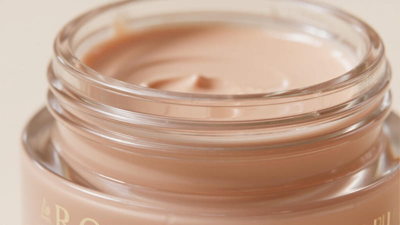 Close-up of a cosmetic jar lid with ribbed edges for better grip.
